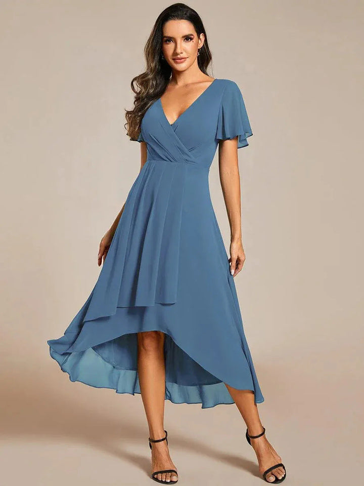 Damen elegantes Midikleid mit fließendem Stoff und asymmetrischen Ärmeln Echoarchiv