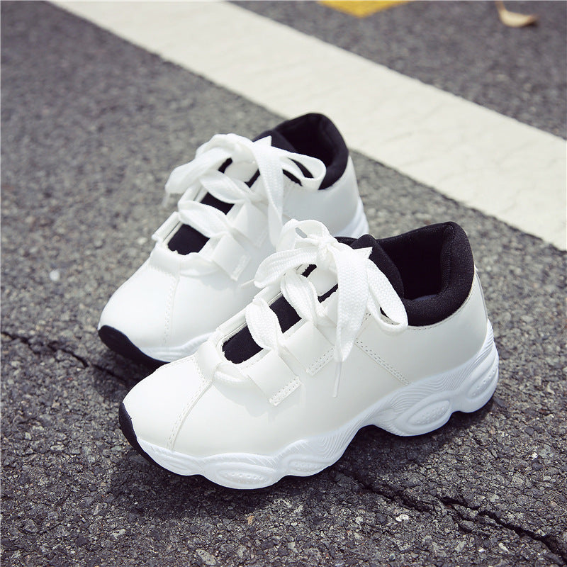 Damen Sportive Keil‑Sneaker aus Mikrofaser mit gepolstertem Schaft und markanter Profilsohle – Névara
