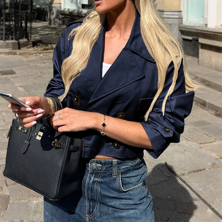 Damen nan kurzer Satin-Trench mit doppelreihiger Knopfleiste, aufgesetzten Pattentaschen und geknöpften Ärmelmanschetten Echo Archiv