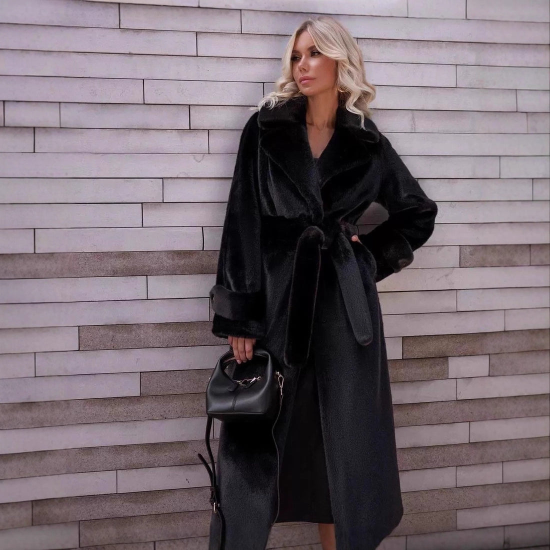 Damen Eleganter Maxi-Wollmantel mit Taillengürtel, breitem Revers und krempelbaren Manschetten Echo Archiv
