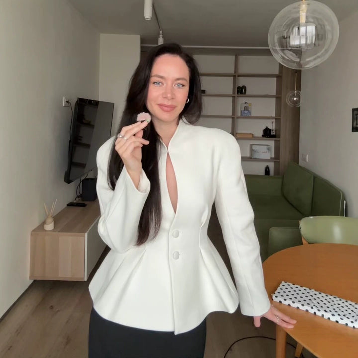 Damen Kurzblazer ohne Kragen mit taillierten Abnähern und Schlitzdetail Echoarchiv