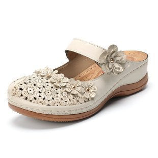Damen Blumenverzierte Komfort-Pantolette mit Lochmuster, verstellbarem Klettriemen und gepolstertem Fußbett – Sorelia