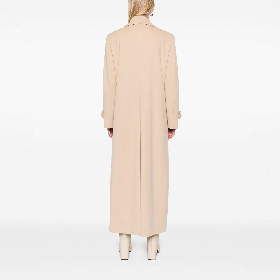 Damen Maxi-Mantel mit doppelreihiger Knopfleiste, weitem Revers und Pattentaschen Echoarchiv