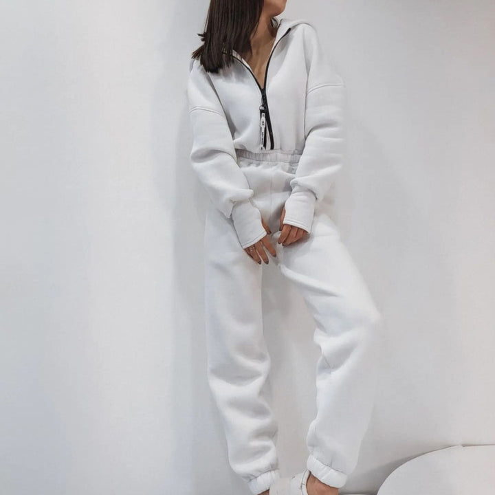Damen taillierter Sweat-Jumpsuit mit halbem Reißverschluss, elastischem Bund und Kängurutaschen – Solévia