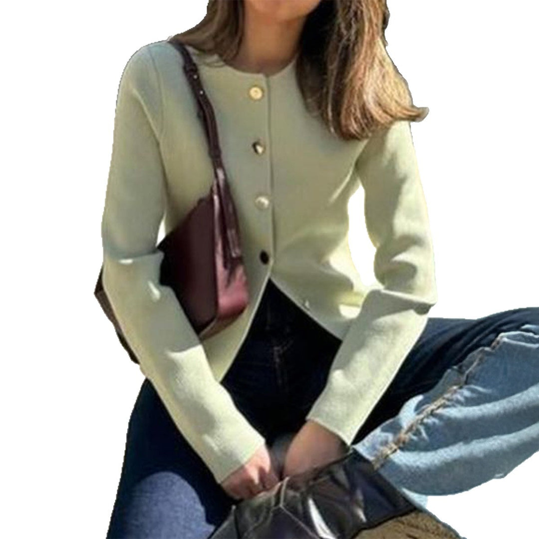Damen taillierter Feinstrick-Cardigan mit asymmetrischer Goldknopf-Leiste und Frontschlitz – Veloura