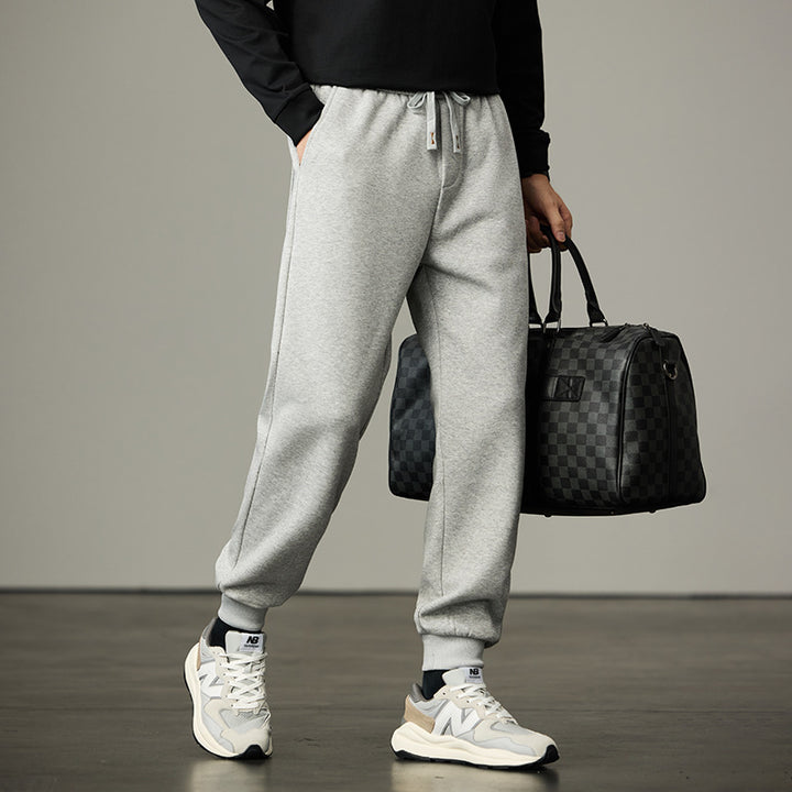 Herren Joggerhose aus weichem Fleece mit elastischem Bund, Kordelzug und Bündchen Echo Archiv
