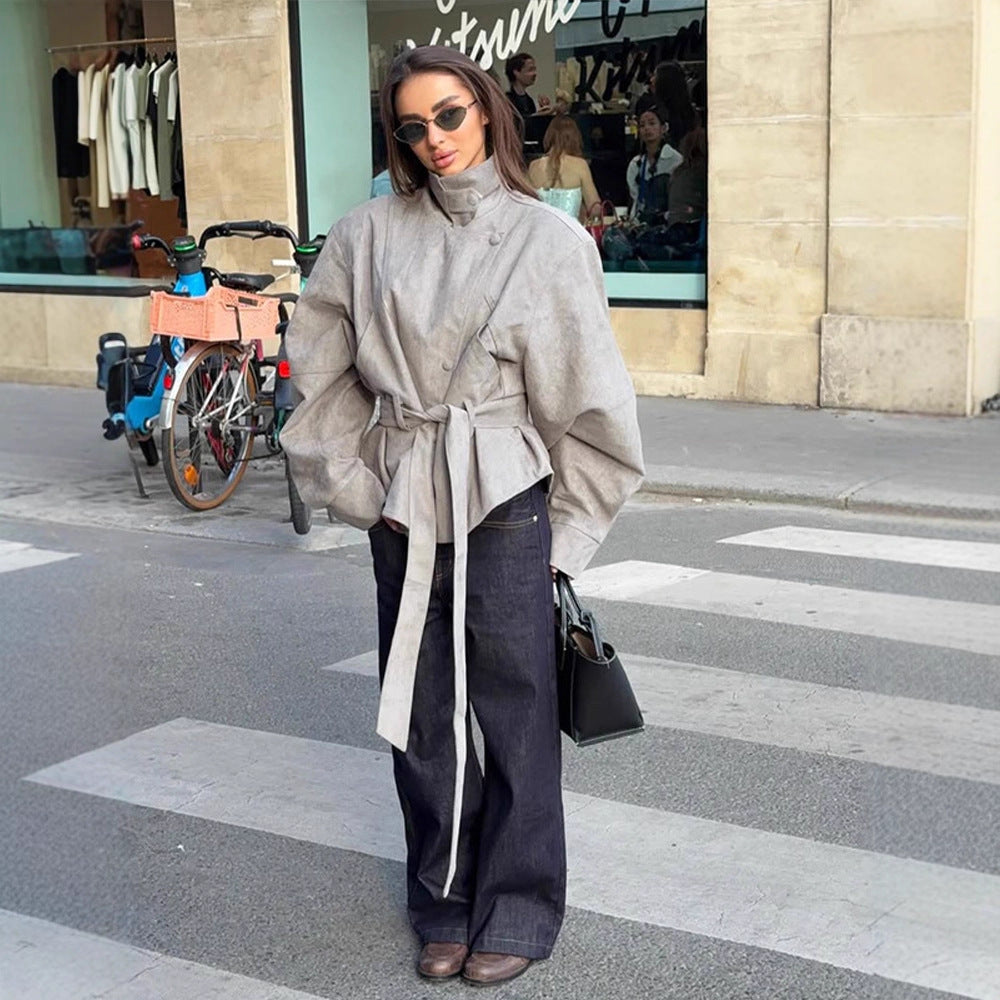 Damen Kurzjacke aus Veloursleder‑Optik mit hohem Stehkragen, Taillengürtel und kastiger Oversize‑Silhouette Echoarchiv