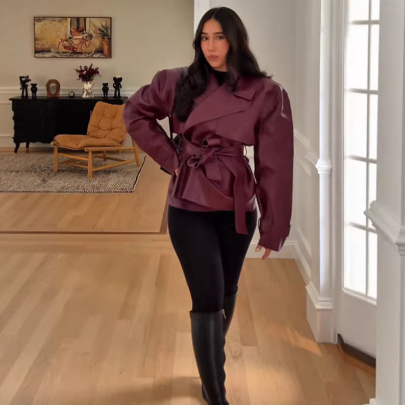 Damen Taillierte kurze Trenchjacke mit Bindegürtel und Cape-Detail aus veganer Lederoptik Echoarchiv