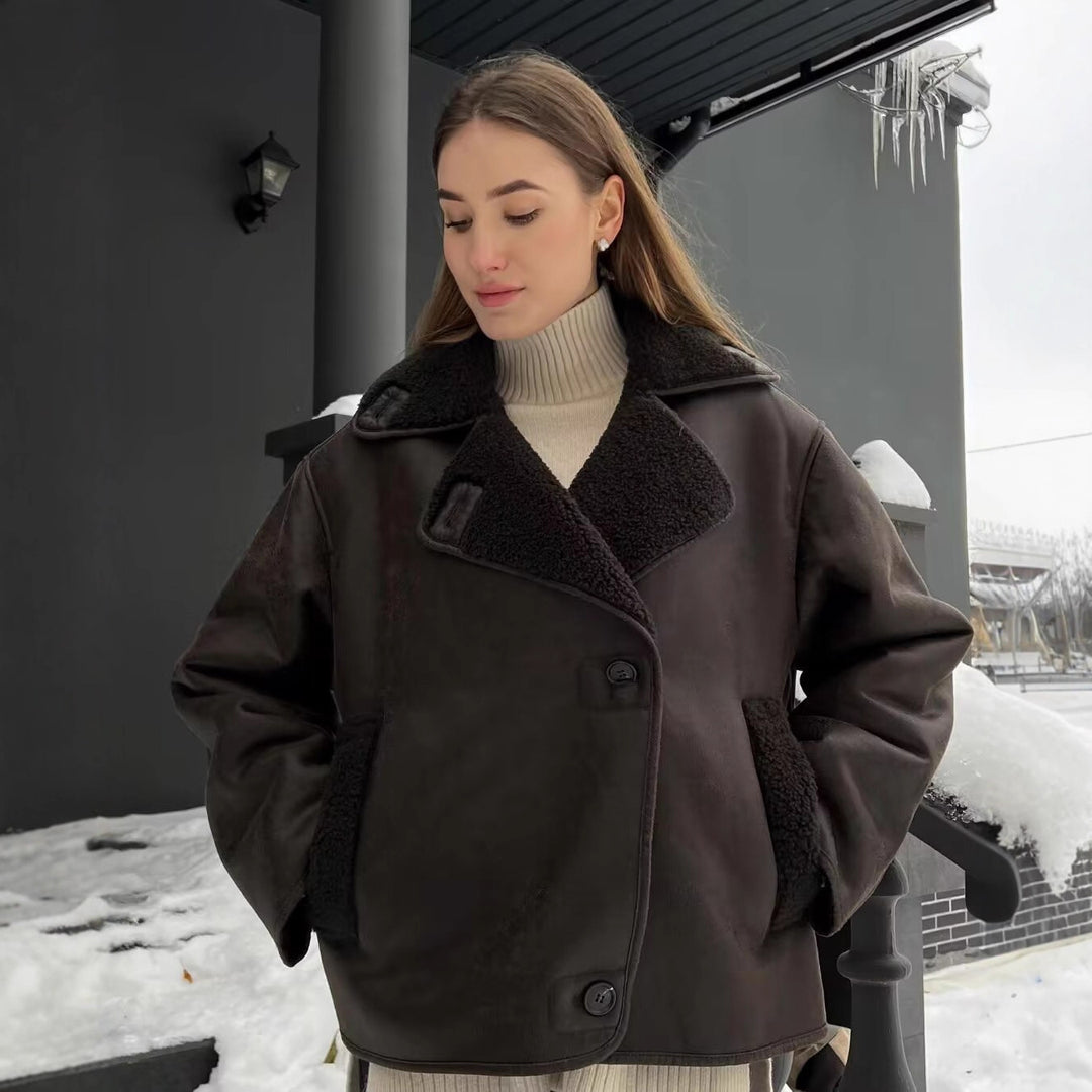 Damen Kastenförmige Kurzjacke aus Velourslederimitat mit Teddykragen und verdeckter Knopfleiste Echo Archiv