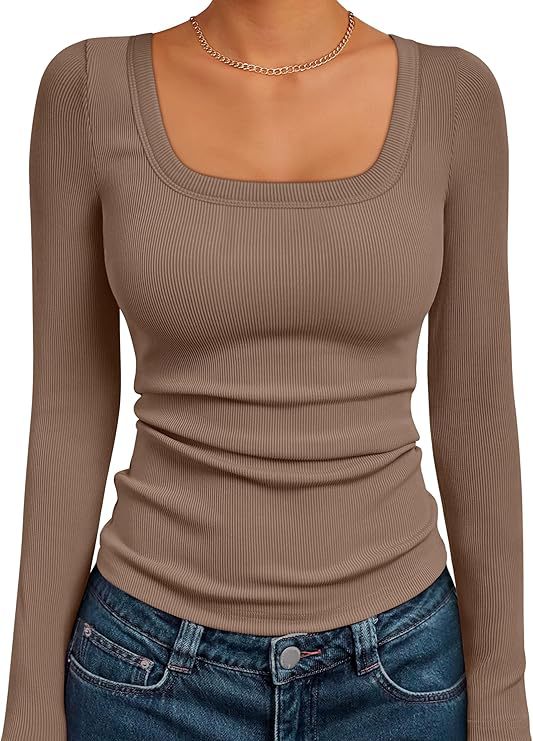 Damen Figurnahes Ripp-Langarmshirt mit weitem Carré-Ausschnitt und Stretch-Baumwollmix – Avérine