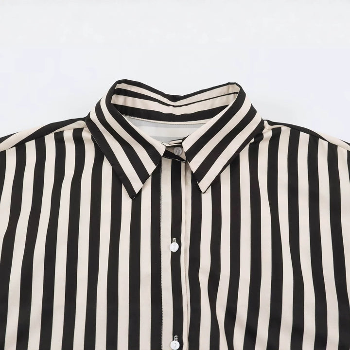 Damen Langärmlige Hemdbluse mit kontrastfarbenem Taillenschal und breiten Manschetten Echo Archiv