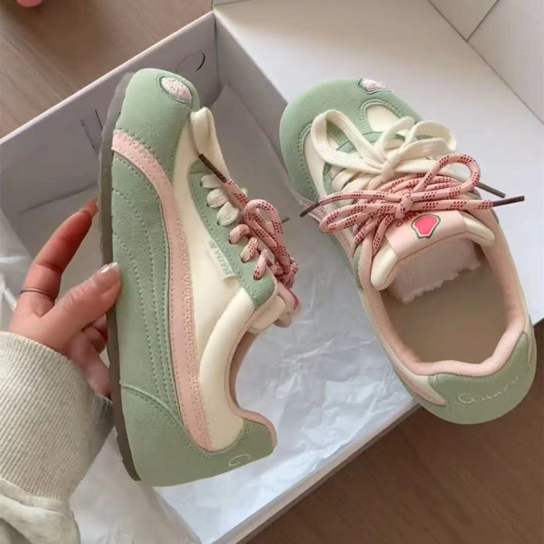 Damen Retro Pastell‑Sneaker mit Veloursoptik, gepolstertem Komfortfußbett und Herz‑Patch – Névara