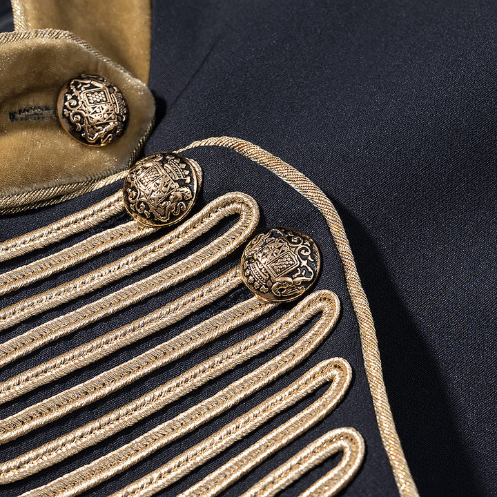 Damen Kurzblazer im Marschall-Stil mit verzierten Goldgalons und Stehkragen Echo Archiv