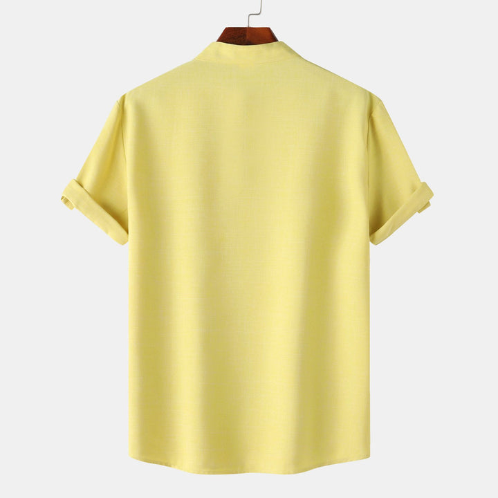 Herren Kurzarm-Hemd im lässigen Henley-Stil mit praktischen Knopfdetails Echoarchiv
