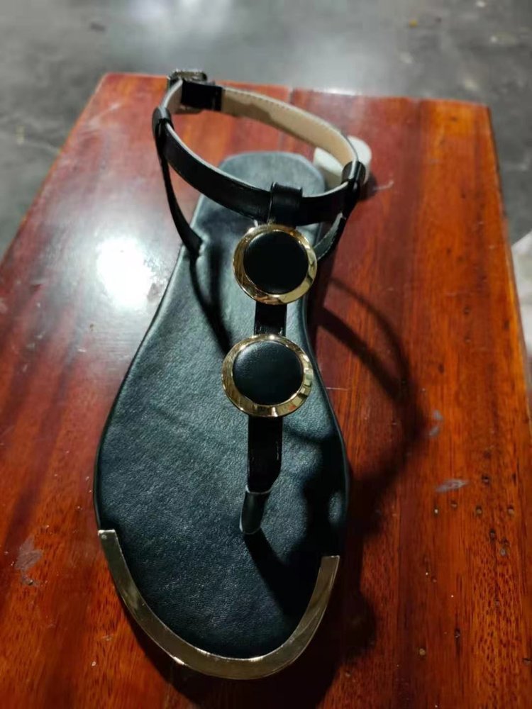 Damen nan elegante T-Steg-Sandale mit mehrteiliger Medaillon-Applikation und verstellbarem Knöchelriemen Echo Archiv