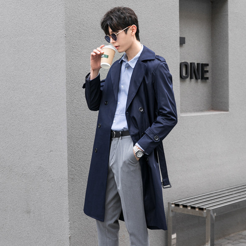 Herren Eleganter knielanger Trenchcoat aus leichtem Funktionsstoff mit Taillengürtel Echoarchiv