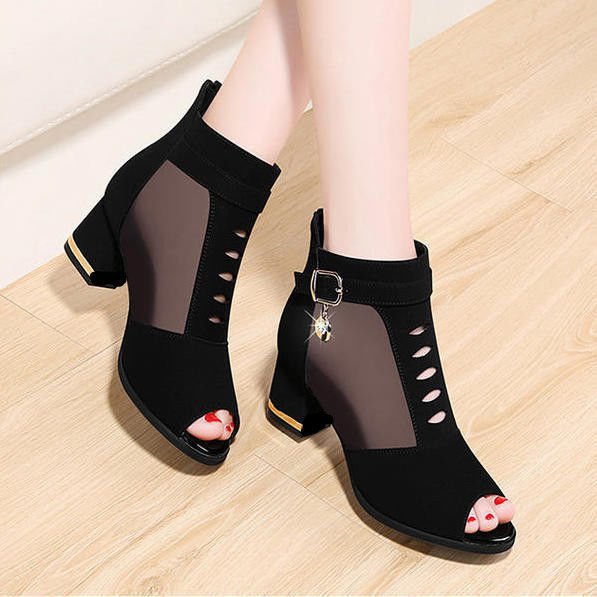 Damen nan Peep-Toe Stiefelette mit transparenten Mesh-Einsätzen, Cut-Out-Details, Zier-Schnalle und mittlerem Blockabsatz Echo Archiv