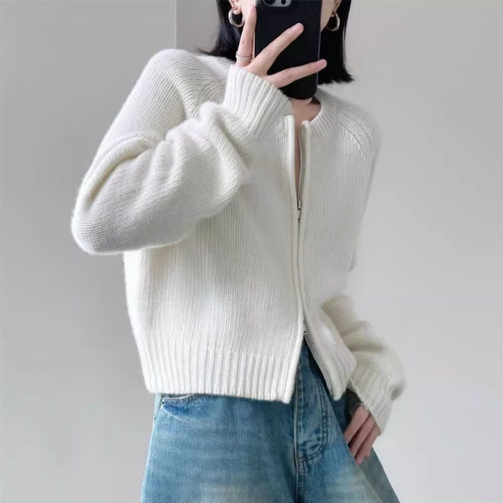 Damen Kurzjacke aus softem Feinstrick mit durchgehendem Reißverschluss und geripptem Saum Echoarchiv