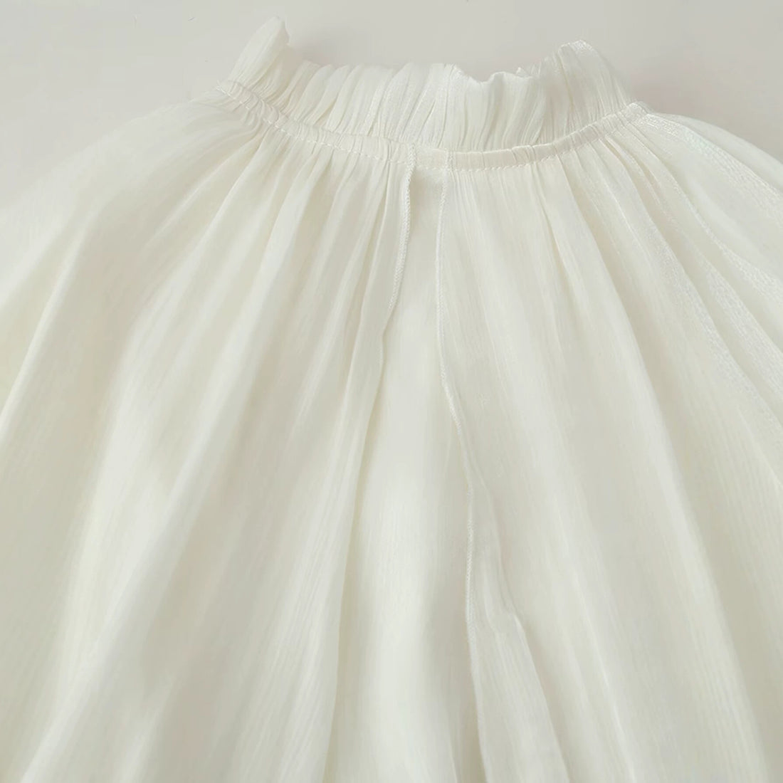 Damen Maxikleid mit Volant‑Cape, mehrlagigem Stufenrock und Stehkragen Echoarchiv