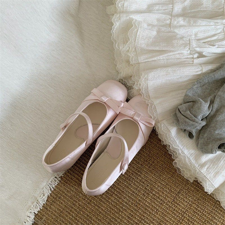 Damen Satin Mary‑Jane Ballerinas mit Knöchelriemen, Schleifenapplikation und Komfortfußbett – Lioré