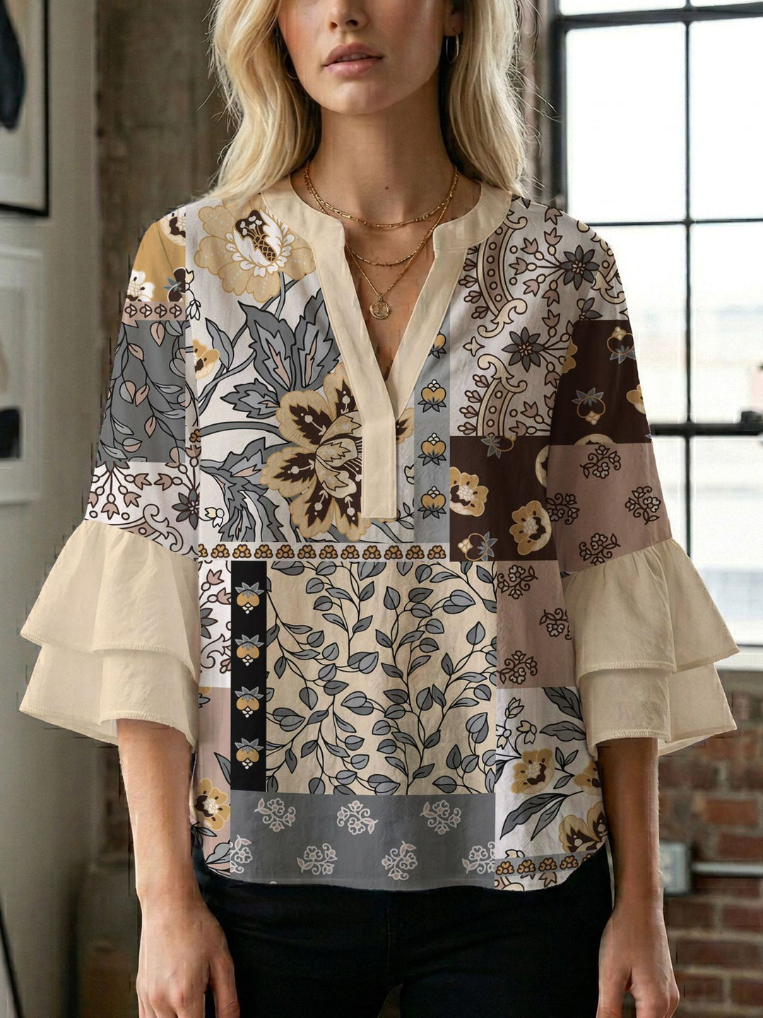 Damen Blusenshirt mit voluminösen Ärmeln und kreativem Druckdesign Echo Archiv