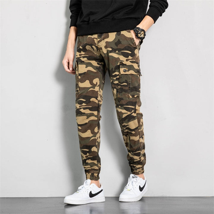 Herren Camouflage-Cargo-Jogginghose im tapered Schnitt mit elastischem Bund, Utility‑Taschen & gerippten Knöchelbündchen Echoarchiv
