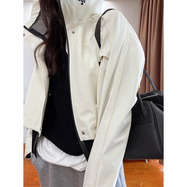 Damen Kurze Kapuzenjacke mit Mesh-Futter, verdeckter Reißverschluss und Kontrastdetails Echo Archiv