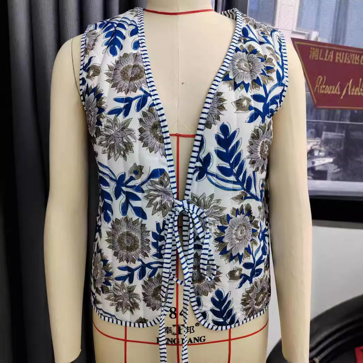 Damen Patchwork‑Weste mit Bindeband, gestreifter Innenverarbeitung und Kontrastpaspel Echo Archiv