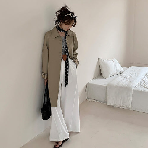 Damen leichter Trenchcoat mit kontrastierten Karomanschetten Echoarchiv
