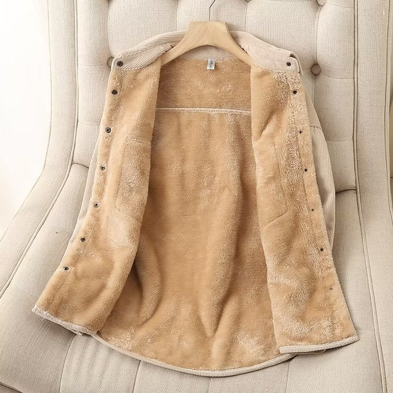 Damen oversized Cordhemdjacke mit wattiertem Teddyfutter, aufgesetzten Pattentaschen und Druckknopfleiste – Célinea