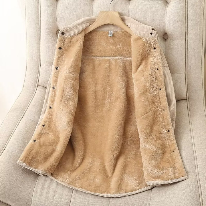 Damen oversized Cordhemdjacke mit wattiertem Teddyfutter, aufgesetzten Pattentaschen und Druckknopfleiste – Célinea