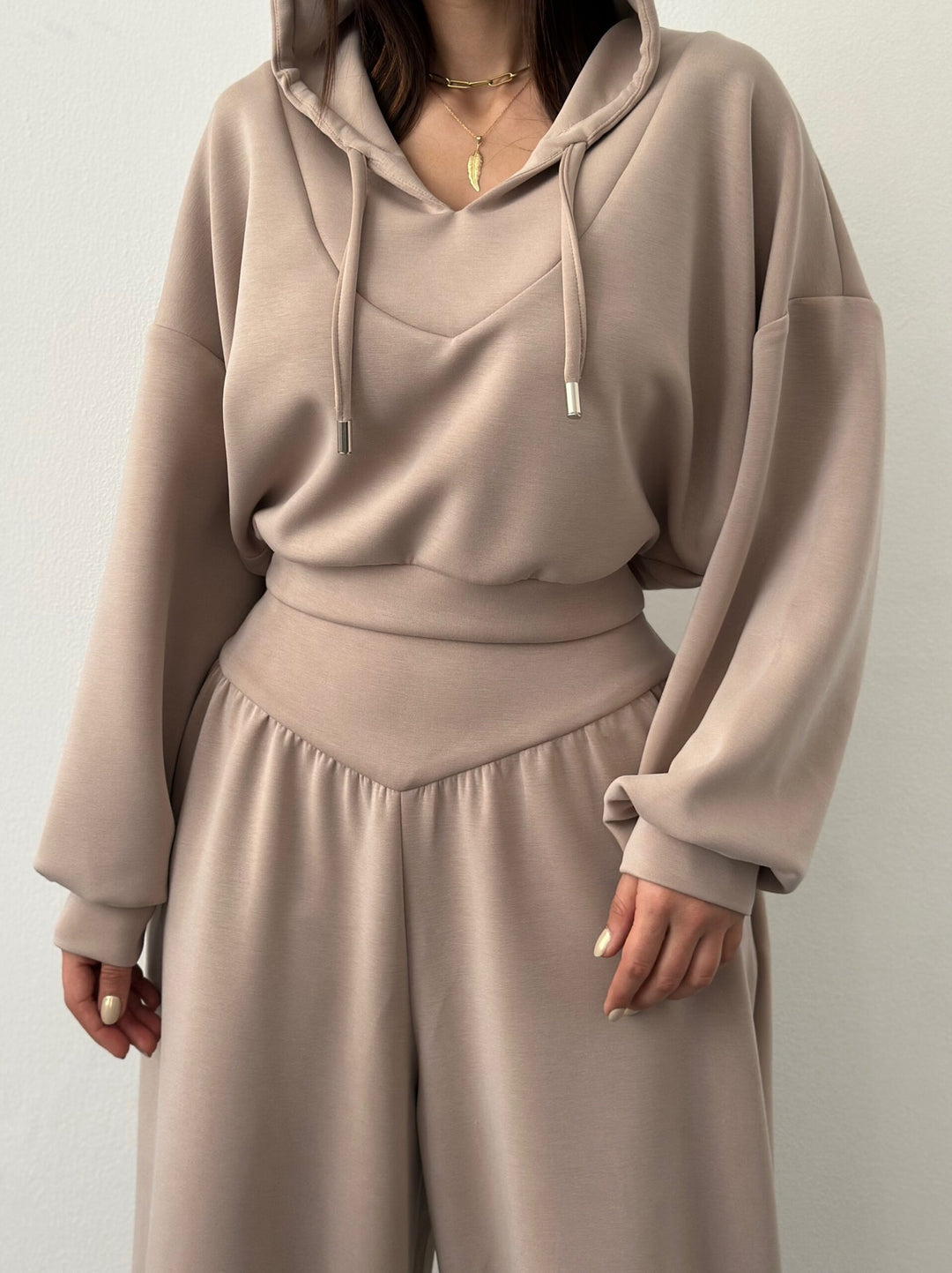 Damen nan luxuriöses Freizeitset Kapuzenpullover mit V-Ausschnittdetail und Culotte mit hoher Taille Echo Archiv