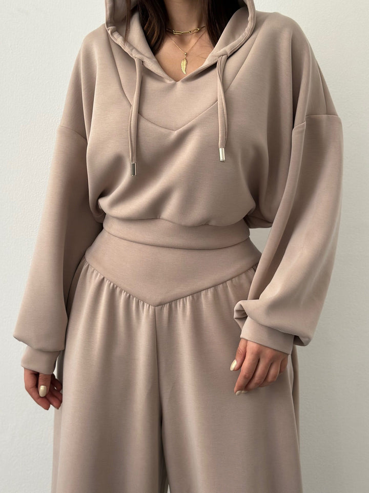 Damen nan luxuriöses Freizeitset Kapuzenpullover mit V-Ausschnittdetail und Culotte mit hoher Taille Echo Archiv