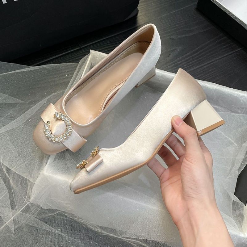 Damen Satin‑Ballerinas mit mittlerem Blockabsatz, gepolstertem Komfortfußbett und funkelnder Schleifenbrosche – Lioré