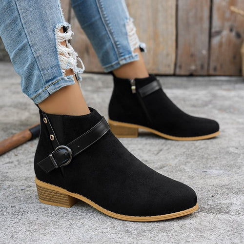 Damen Kurzschaft-Stiefelette aus Wildlederoptik mit seitlichem Reißverschluss und Ziergurt – Varelle