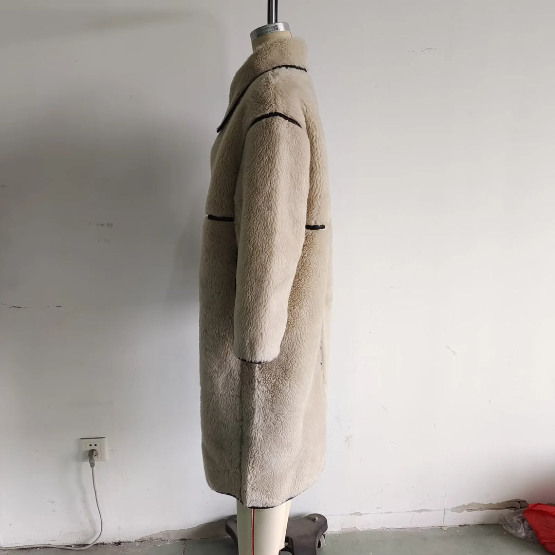 Damen langer Teddy-Mantel mit Knebelverschlüssen, kontrastierender Paspelierung und voluminösem Oversize-Kragen – Montévia