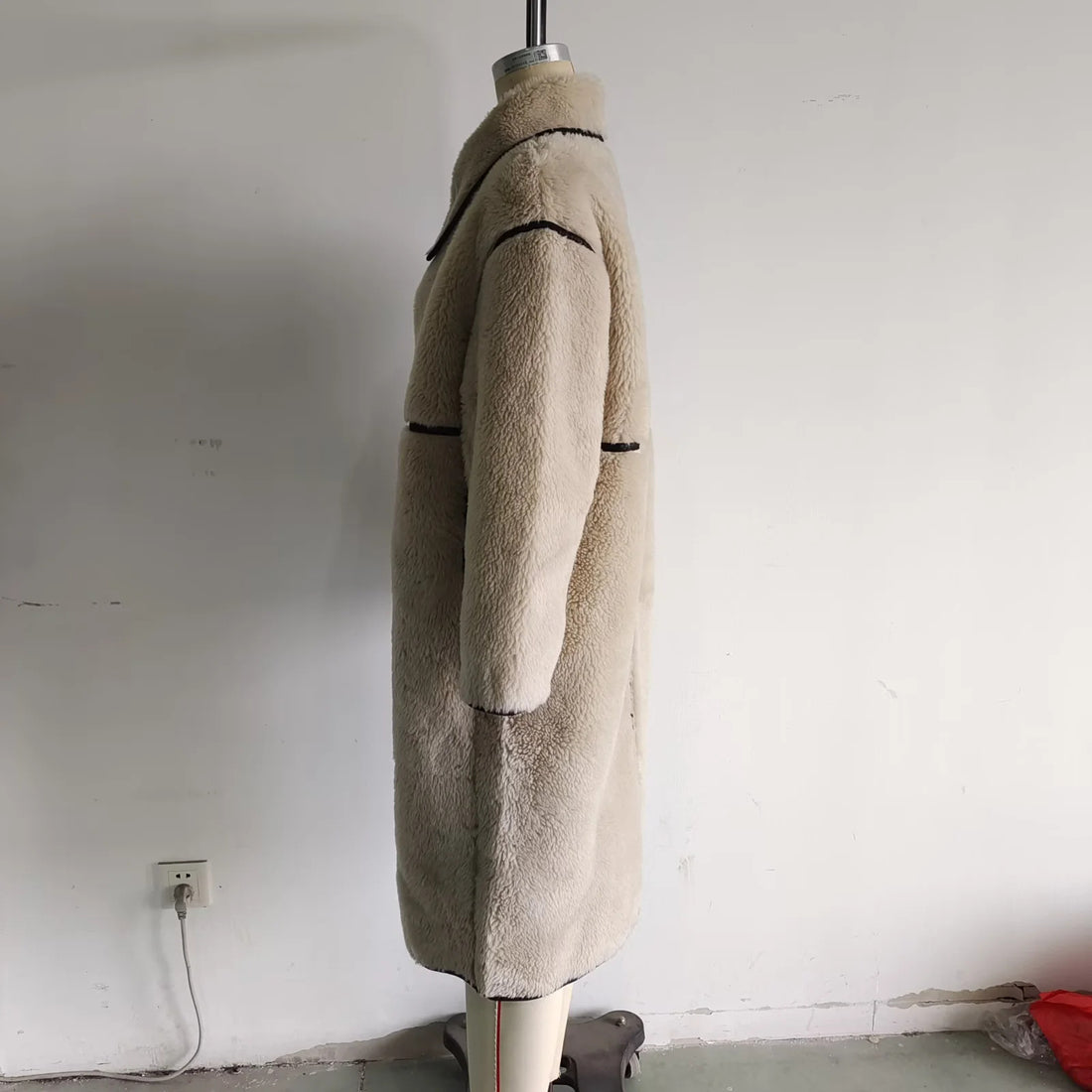 Damen langer Teddy-Mantel mit Knebelverschlüssen, kontrastierender Paspelierung und voluminösem Oversize-Kragen – Montévia