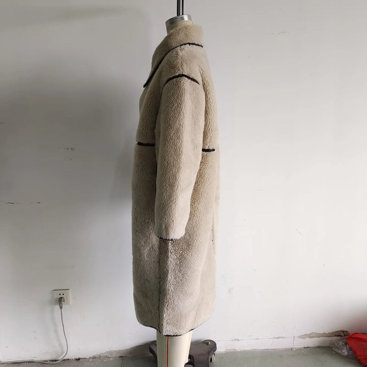 Damen langer Teddy-Mantel mit Knebelverschlüssen, kontrastierender Paspelierung und voluminösem Oversize-Kragen – Montévia