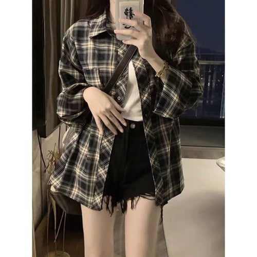 Damen lässige Karobluse mit oversized Schnitt und praktischen Druckknöpfen Echoarchiv