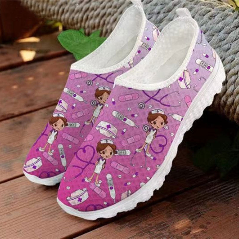 Damen Verspielte Slip-On Sneakers mit medizinischem Cartoon-Print, atmungsaktivem Mesh und gepolsterter Memory-Sohle – Névara