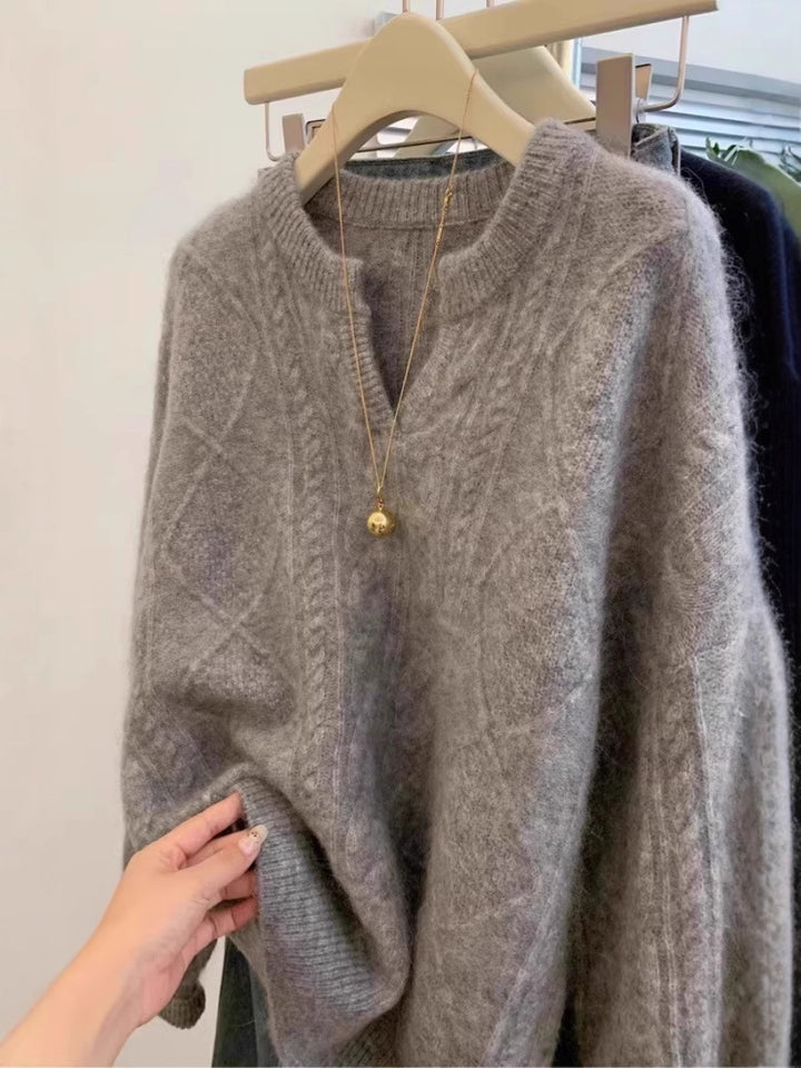 Damen Oversize Mohair-Optik Zopfmusterpullover mit V‑Ausschnitt und überschnittener Schulter Echoarchiv