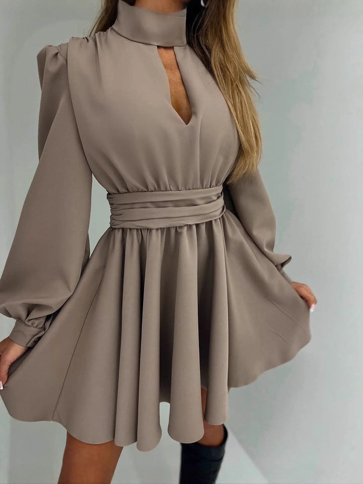 Damen Elegantes Kurzkleid mit Stehkragen, Cut-Out, weitem Glockenrock und Taillenschärpe Echoarchiv