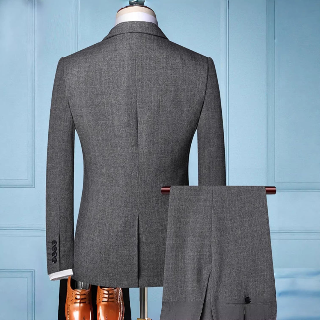 Herren Eleganter Anzug mit Weste und Anstecknadel – Montaro