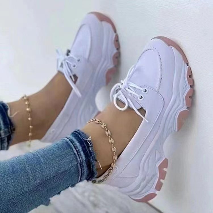 Damen Chunky-Plateau-Sneaker mit perforiertem Velours, gepolstertem Komfortfußbett und Metallic-Fersenaufbau – Névara