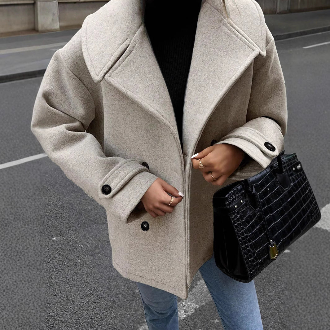 Damen Kurzmantel im Oversize‑Schnitt mit Reverskragen und Zierknopfleiste – Avérine