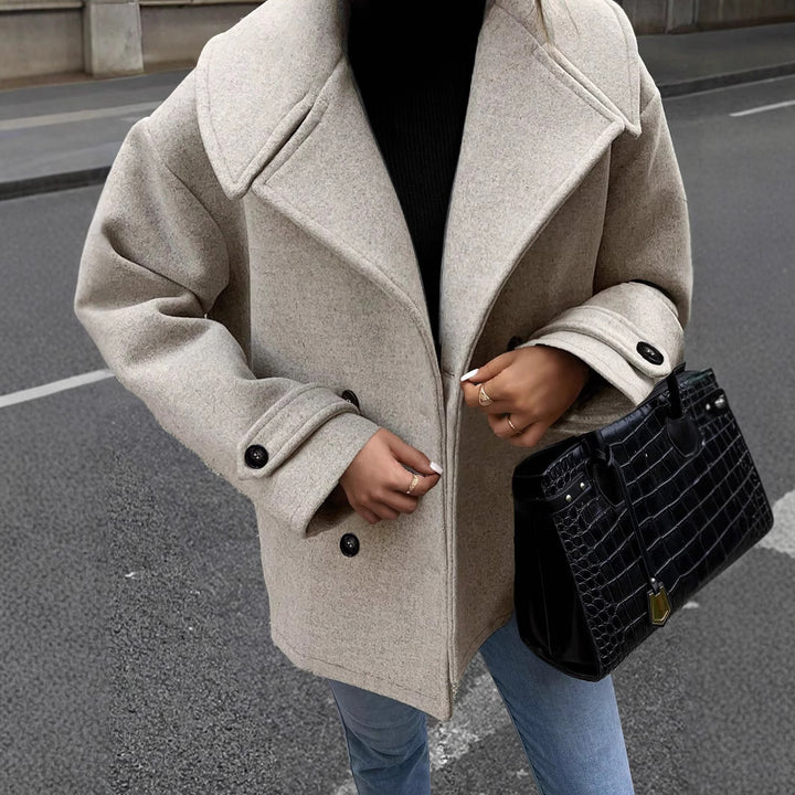 Damen Kurzmantel im Oversize‑Schnitt mit Reverskragen und Zierknopfleiste – Avérine