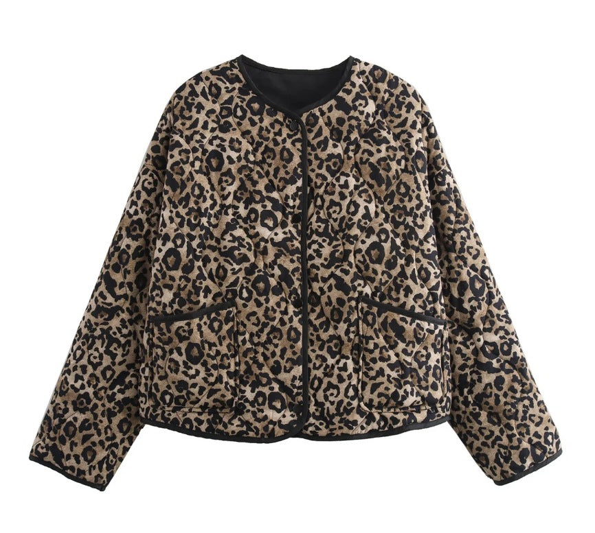 Damen 60+ gesteppte Kurzblousonjacke im Animalprint mit Rundhals und aufgesetzten Taschen Echo Archiv
