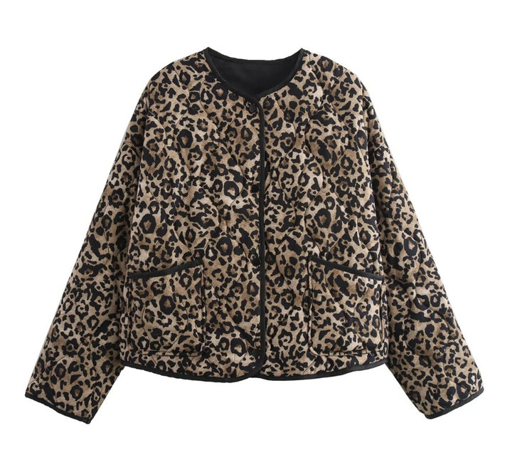 Damen 60+ gesteppte Kurzblousonjacke im Animalprint mit Rundhals und aufgesetzten Taschen Echo Archiv