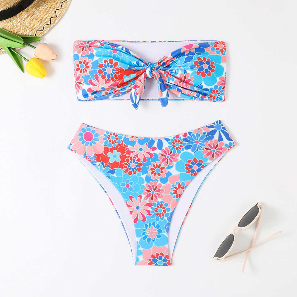 Damen Bandeau Bikini mit modischem Blumenmuster und verspieltem Knotendetail Echo Archiv