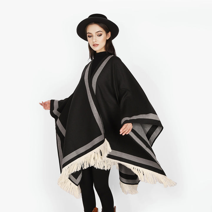 Damen Gefütterter Oversize‑Capeponcho im Kimono‑Schnitt mit Kontrastbordüre und Fransensaum – Célinea